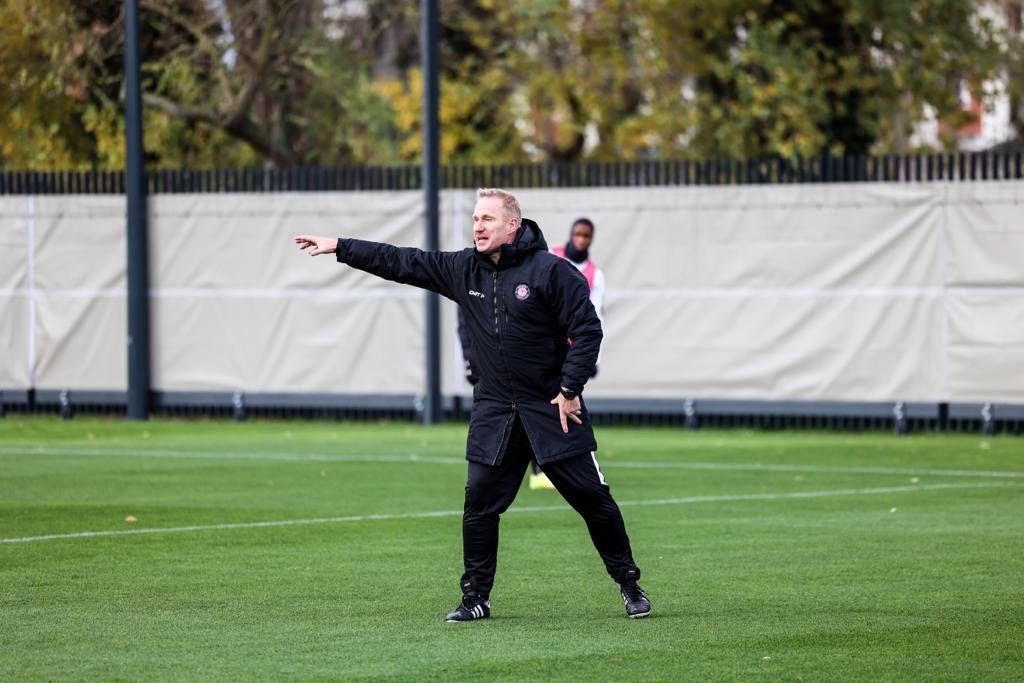 Thomas Grønnemark coacher indkast på banen